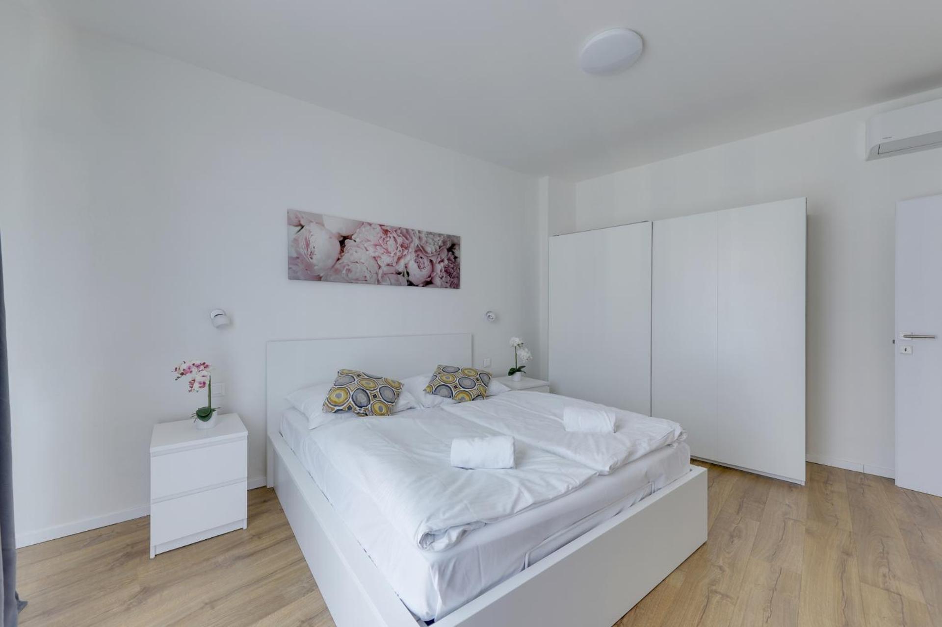 Shon Apartment Old Town Братислава Екстериор снимка