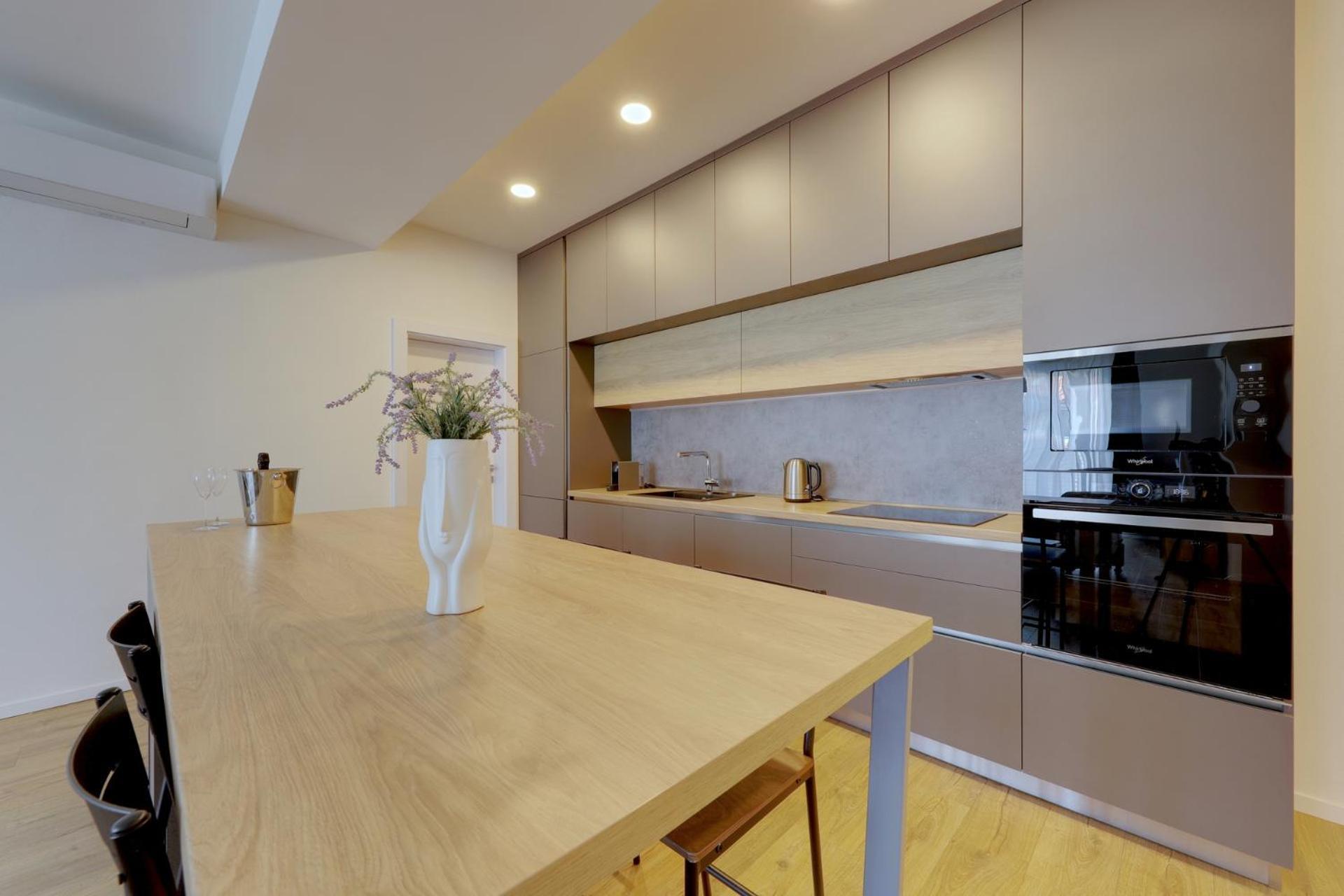 Shon Apartment Old Town Братислава Екстериор снимка